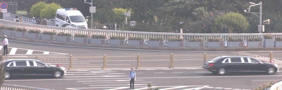 4일 오후 베이징 젠궈먼 로터리에서 천안문 방향으로 김정은 북한 국무위원장이 탄 것으로 추정되는 벤츠 차량 두 대가 지나고 있다. 신경진 특파원