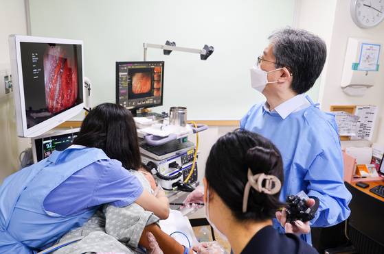 문영수 전 적십자의료원장이 서울적십자병원에서 위내시경 검사를 하고 있다. 중앙포토