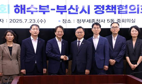 해양수산부 김성범 차관(오른쪽 네 번째)과 부산시 성희엽 미래혁신부시장(오른쪽 다섯 번째)이 정부세종청사 해양수산부 중회의실에서 제1회 정책협의회를 열기에 앞서 기념 촬영을 하고 있다. 협의회는 해수부의 부산 이전 결정으로 청사 이전, 직원 정주 여건 등 부산시와 협력과제를 효율적으로 처리하기 위해 열렸다. 연합뉴스