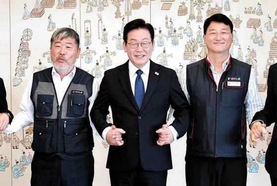 이재명 대통령이 4일 대통령실에서 진행된 양대 노총 위원장과의 오찬에 참석해 김동명 한국노총 위원장(왼쪽)과 양경수 민주노총 위원장과 기념촬영을 하고 있다. 대통령실사진기자단