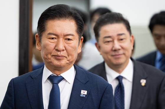 더불어민주당 정청래 대표와 김병기 원내대표가 5일 서울 여의도 국회에서 열린 최고위원회의에 참석하고 있다. 뉴스1