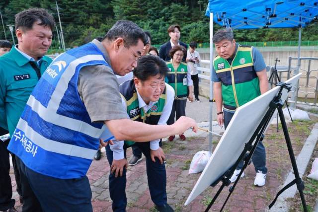 ▲ 이상호 태백시장은 3일 태백시의 식수와 생활용수를 공급하고 있는 광동댐을 방문, 용수댐 운영 현황을 점검하고, 용수 확보 전망에 따라 수립된 ‘가뭄 대응 계획’을 추진하기로 했다.