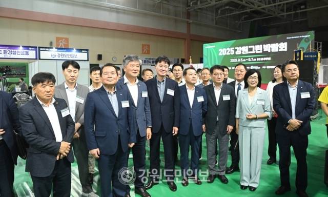 ▲ 강원도민일보와 한국기후변화연구원이 공동주최한 ‘2025 강원그린박람회’에 참석한 내외빈들이 다양한 강원산 환경 제품들을 둘러보고 호평을 남겼다. 서영 기자