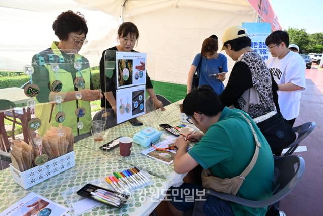 ▲ 5일 ‘2025 삼척 동해왕 이사부 축제’가 열리고 있는 삼척장미공원을 찾은 시민과 관광객들이 행사장에 마련된 각종 부스에서 다양한 체험을 하고 있다. 김정호 기자