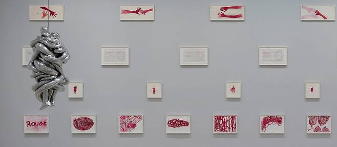 지난 2일 국제갤러리에서 개막한 루이스 부르주아의 'Rocking to Infinity' 전시 전경. 알루미늄으로 조각된 '커플' (2007-2009)과 함께 생애 후반 20여년의 자수, 드로잉 작품들이 함께 걸렸다. /국제갤러리 제공