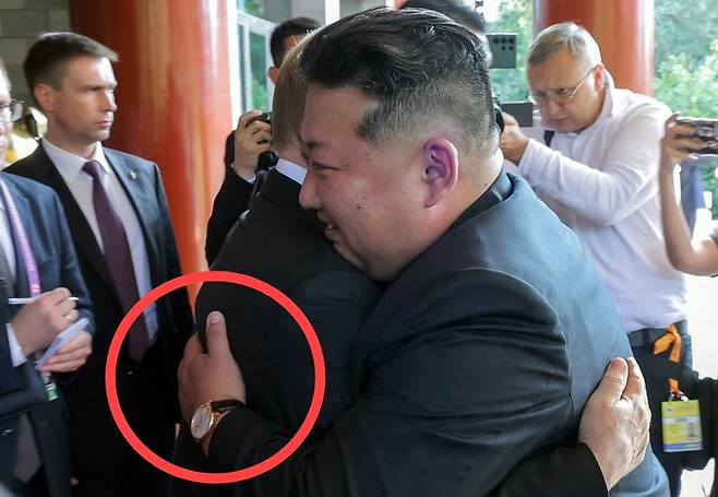 북한 노동당 기관지 노동신문은 3일 김정은 당 총비서가 중국인민항일전쟁 및 세계반파쇼전쟁승리(전승절) 80돌(주년) 기념행사에 참석해 블라디미르 푸틴 러시아 대통령과 회담한 사실을 4일 보도했다./사진=평양 노동신문