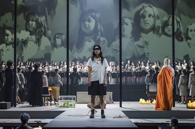 국립창극단 '심청'의 제 9장 장면  /사진.국립극장 제공.