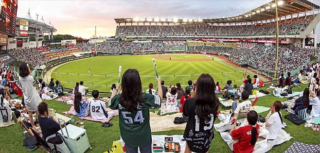 < 벌써 역대 최다 관중 > 5일 인천 SSG랜더스필드에서 열린 ‘2025 신한 SOL 뱅크 KBO리그’ 롯데 자이언츠와 SSG 랜더스의 경기에서 관중이 응원전을 펼치고 있다. 이날 정규리그 720경기 중 635경기를 마친 2025 KBO리그는 누적 관중 1090만1173명으로 지난 시즌 총관중 1088만7705명을 뛰어넘는 역대 최다 기록을 경신했다. /인천=임형택 기자