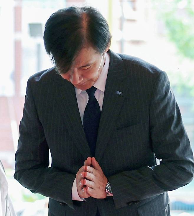 조국 조국혁신당 혁신정책연구원장이 지난 4일 서울 종로구 조계사를 방문해 대웅전에서 삼배하고 있다. 연합뉴스