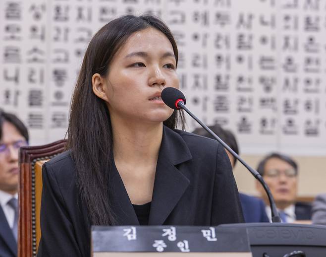 국회 법제사법위원회 법안심사1소위원회가 5일 개최한 검찰개혁 입법청문회에 ‘건진법사 관봉권 띠지 분실 사건’ 증인으로 출석한 김정민 검찰수사관이 질의에 답변하고 있다. 연합뉴스