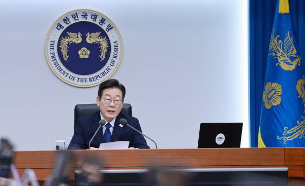 이재명 대통령이 지난 4일 서울 용산 대통령실 청사에서 열린 9차  수석·보좌관 회의에서 발언하고 있다. 대통령실통신사진기자단