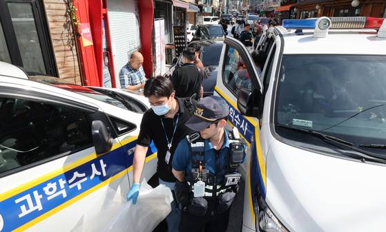 Police officers are at the scene of a fatal stabbing incident at a pizza franchise in Gwanak District, southern Seoul on Sept. 3. [YONHAP]