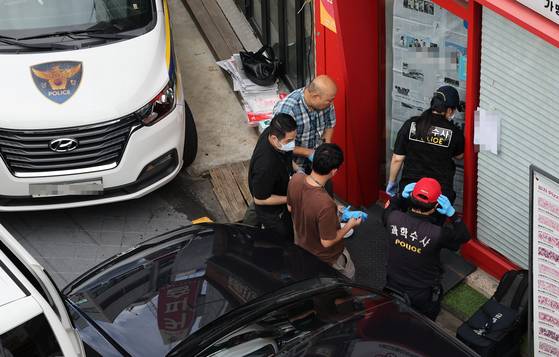 Police officers are at the scene of a fatal stabbing incident at a pizza franchise in Gwanak District, southern Seoul, on Sept. 3. [YONHAP]