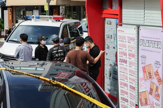 Police officers are seen at the scene of a fatal stabbing incident at a pizza franchise in Gwanak District, southern Seoul, on Sept. 3. [YONHAP]