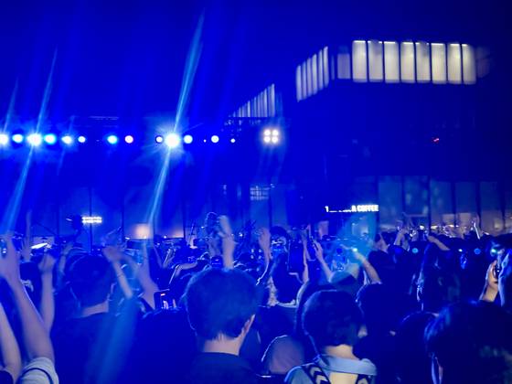 Visitors to Samcheong Night enjoy a concert hosted by the National Museum of Modern and Contemporary Art on Sept. 4 [LEE JIAN]