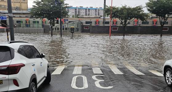 A street in Incheon, Gyeonggi is seen submerged in rainwater on Aug. 13. [YONHAP]
