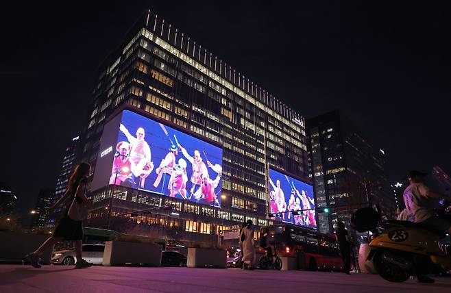 5일 서울 광화문광장에서 열린 광화문스퀘어 오프닝 세리머니에서 KT WEST 빌딩에 설치된 대형 전광판에 공연 영상이 재생되고 있다. 연합뉴스