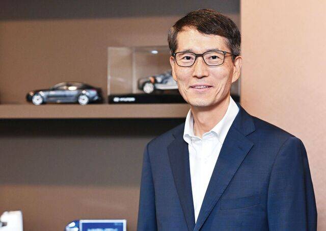 강남훈 한국자동차모빌리티산업협회장이 지난달 11일 서울 서초구 자동차회관 집무실에 있는 자동차 모형 앞에서 포즈를 취하고 있다. 임기는 다음 달까지다. 강 회장은 “친환경차 전환과 부품사 협력 강화 등 업계에 의미 있는 성과를 남기고 싶다”고 말했다. 윤웅 기자