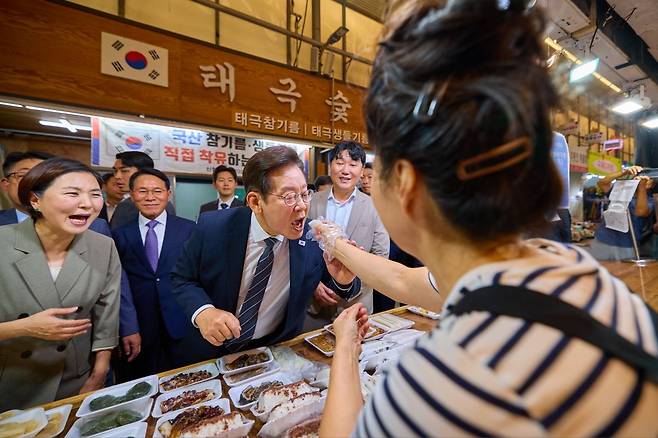 이재명 대통령이 5일 인천 미추홀구 용현시장에서 상인들과 만나며 민생행보를 이어갔다. 대통령실 제공