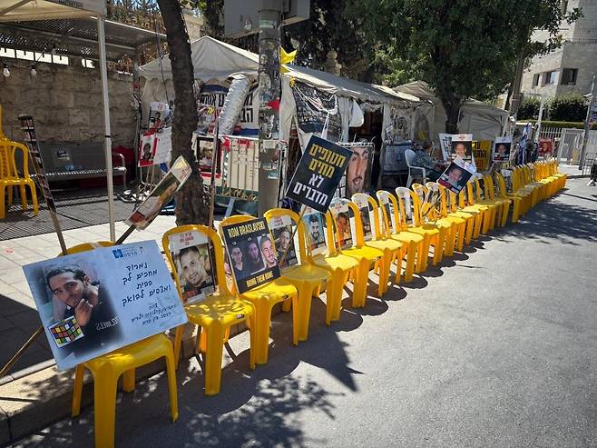5일(현지시간) 이스라엘 예루살렘 베냐민 네타냐후 총리 관저 앞에 노란 의자가 세워져 있다.