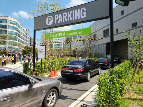 인천 남동구 트레이더스 구월점 개점 날인 5일 트레이더스 주차장 앞에 차량들이 줄지어 서 있다. 황남건기자