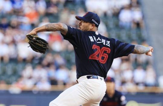 역투하는 롯데 벨라스케즈. 사진[연합뉴스]