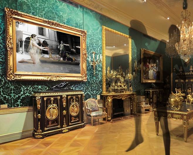 배준성 작가 작품 ‘더 코스튬 오브 페인터(The Costume of Painter)’ 시리즈 /사진=그랜드 하얏트 서울 더 트리니티 갤러리