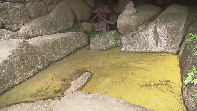 후쿠시마현 본모리시에 있는 이와카쿠산 이와카쿠지 사찰의 샘물이 황금빛으로 물드는 현상이 나타나 참배객들의 눈길을 사로잡고 있다. [사진 = TBS]