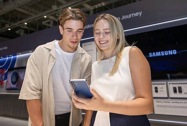 삼성전자가 4일(현지시간) 독일 베를린에서 열린 IFA에서 One UI 8을 탑재한 ‘갤럭시 S25 FE’를 공개했다.  [사진 = 삼성전자]