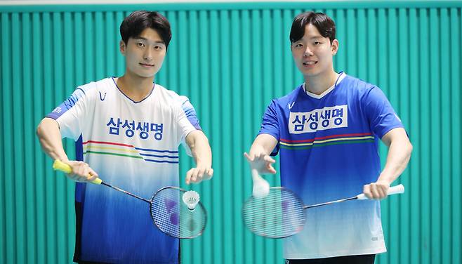 세계배드민턴연맹(BWF) 세계선수권대회를 포함해 올해 6승을 거둔 김원호(왼쪽)와 서승재가 포즈를 취하고 있다. 이충우 기자