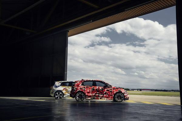 폭스바겐 ID.폴로 및 ID.폴로 GTI 위장막 차량 [사진 제공=폭스바겐코리아]