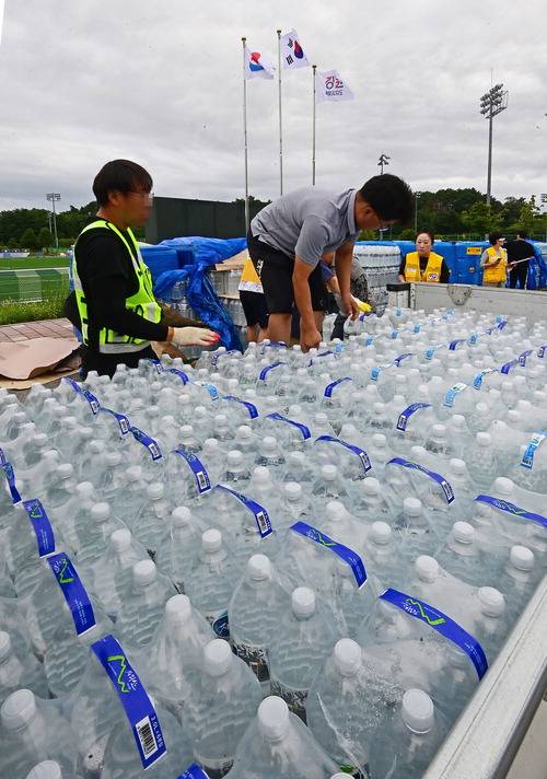5일 강원 강릉시 강남동 강남축구공원에서 주민들에게 생수를 나눠주고 있다. 연합뉴스