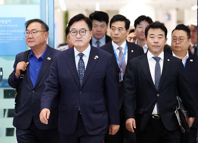 3박 4일간의 중국 전승절 행사 참석 일정을 마친 우원식 국회의장이 5일 인천공항을 통해 귀국하고 있다. 우 의장은 이번 방중을 통해 한중간 전략적 협력 동반자 관계의 성숙한 발전을 도모하며 양국 간 경제협력 등 다양한 현안에 대해 중국 최고위급 인사들과 공감대를 형성했다. 2025.9.5[뉴스1]