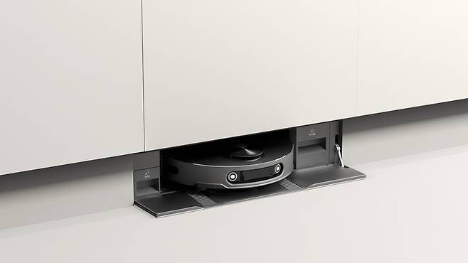 LG전자가 IFA2025 전시관에서 공개한 빌트인형 로봇청소기 <LG전자>