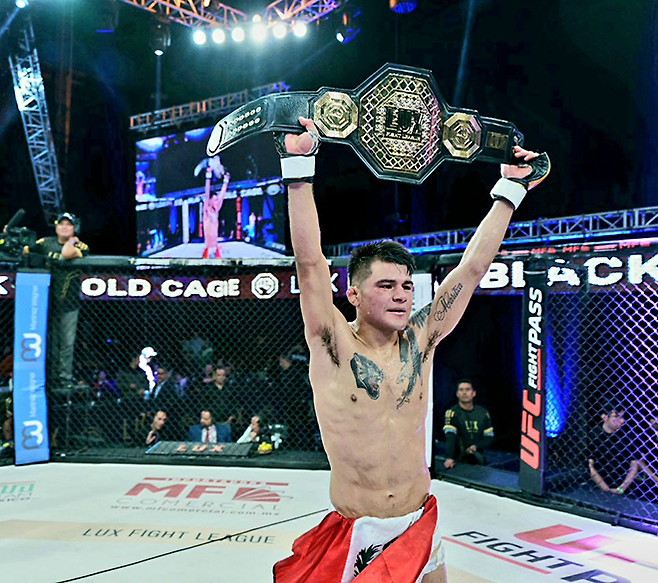 후안 디아스가 2023년 12월 멕시코 누에보레온주 몬테레이 광역도시권 쇼센터 콤플렉스에서 LUX 밴텀급 챔피언 등극 기념 촬영을 하고 있다. 사진=LUX Fight League