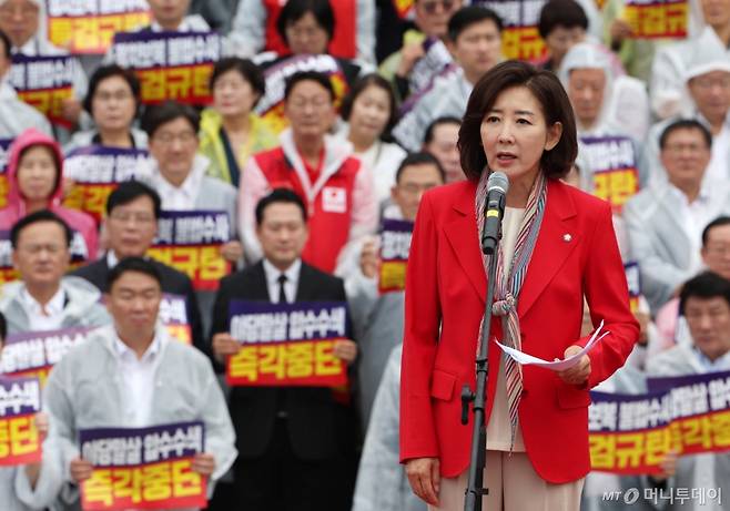[서울=뉴시스] 김명년 기자 = 나경원 국민의힘 의원이 4일 오전 서울 여의도 국회 본청 앞 계단에서 열린 '야당말살 정치탄압 특검수사 규탄대회'에서 연설을 하고 있다. 2025.09.04. kmn@newsis.com /사진=김명년