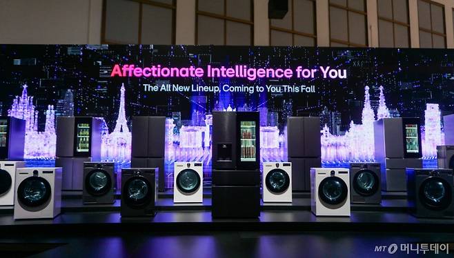 LG전자는 AI 가전의 오케스트라'를 주제로 'IFA 2025'에 전시관을 마련했다. 입구에 가로 폭 20m의 미디어월과 AI 가전 신제품 20여대를 배치했다. 다양한 악기가 오케스트라로 모여 하나의 음악을 만들어 내듯 씽큐 온에 연결된 가전으로 고객의 일상을 개선하는 LG AI 홈의 비전을 형상화했다./베를린(독일)=최지은 기자