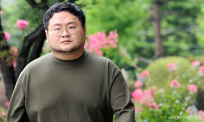 유명 먹방 유튜버 쯔양(박정원)을 협박했다는 의혹으로 고발된 유튜버 구제역(이준희)가 검찰 자진 출석차 15일 서울 서초구 서초동 서울중앙지방검찰청에 출석하고 있다. /사진=임한별(머니S)