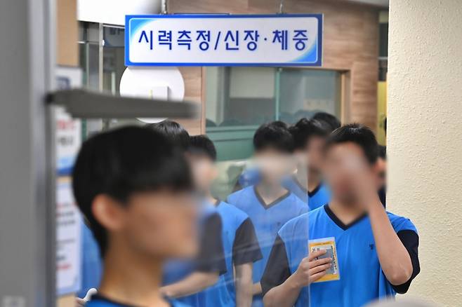 병무청에서 입영 대상자들이 신체검사를 받고 있다. 기사 내용과 직접적 관련 없는 사진./사진=뉴시스