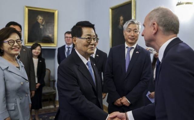 대통령 폴란드 특사단 단장인 박지원 의원이 지난7월 29일(현지시간) 보이치에흐 콜라르스키 대통령실 국제정책실장과 악수하고 있다. 외교부 제공