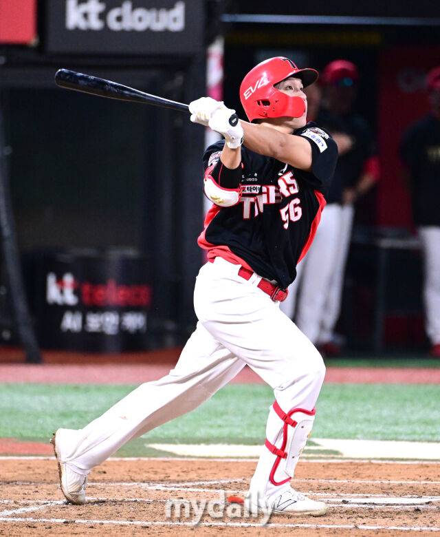 2025년 8월 29일 오후 경기도 수원KT위즈파크에서 열린 '2025 신한 SOL뱅크 KBO 리그' KIA 타이거즈와 KT 위즈의 경기. KIA 오선우가 6회초 1사 1.2루서 3점 홈런을 치고 있다./마이데일리