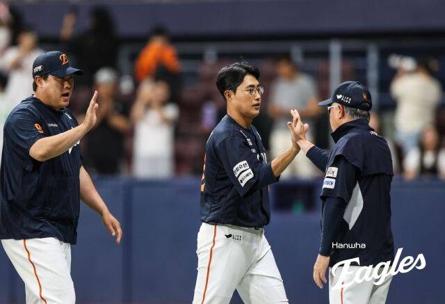 류현진과 한화 선수단/한화 이글스
