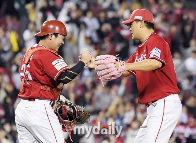 2일 오후 서울 잠실야구장에서 진행된 '2025 프로야구 KBO리그' LG트윈스와 SSG랜더스의 경기. SSG 노경은과 신범수가 2-1로 승리한 뒤 환호하고 있다./마이데일리