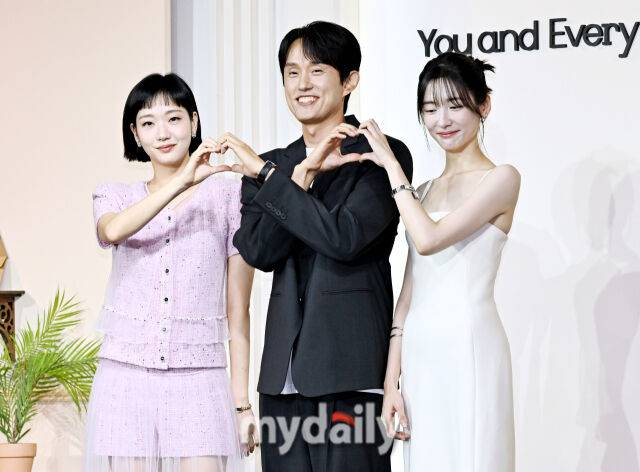 배우 김고은, 조영민 연출, 박지현(왼쪽부터)이 5일 오후 서울 장충동 앰배서더 서울 풀만 호텔에서 진행된 넷플릭스 '은중과 상연' (연출 조영민) 제작발표회에서 포토타임을 갖고 있다. / 송일섭 기자(andlyu@mydaily.co.kr)