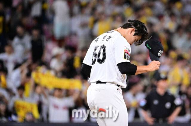 2025년 9월 4일 오후 경기도 수원KT위즈파크에서 열린 '2025 신한 SOL뱅크 KBO 리그' LG 트윈스와 KT 위즈의 경기. KT 박영현이 8회초 1사 만루서 LG 문성주에게 만루 홈런을 맞고 허탈해하고 있다./마이데일리