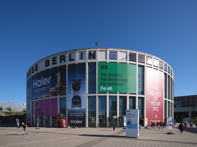 유럽 최대 가전·IT 전시회 IFA 2025가 5일(현지시간) 독일 베를린 메세 베를린 전시장에서 막을 올리고 닷새 간의 열전에 돌입했다. 베를린=김현일 기자