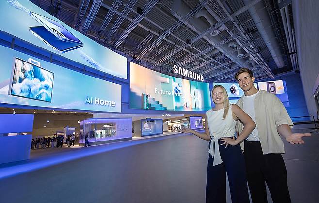 모델이 IFA 2025 삼성전자 전시관 입구에서 전시 주제인 ‘AI 홈, 미래 일상을 현실로’를 소개하고 있다.  [삼성전자 제공]