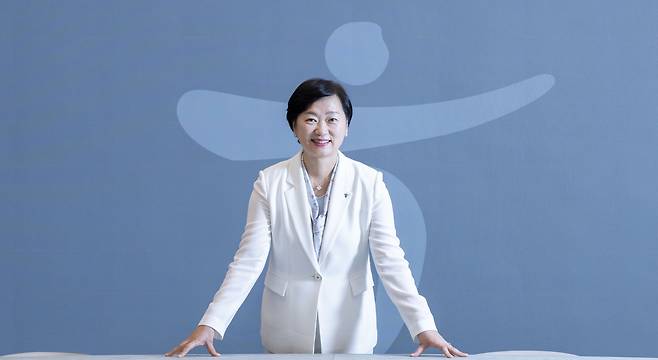 이은정 하나더넥스트 본부장이 하나금융그룹 CI를 배경으로 포즈를 취하고 있다. 임세준 기자