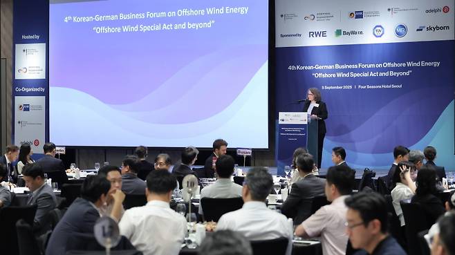 [마리 안토니아 폰 쉔부르크 KGCCI 대표가 ‘2025 한-독 해상풍력 비즈니스 포럼’에서 연설을 하고 있다. (사진=주한독일상공회의소 제공)]
