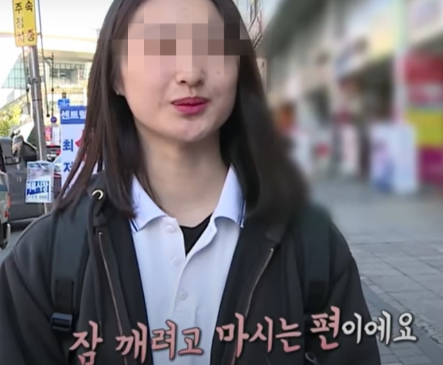한 청소년이 에너지 음료를 마시는 이유에 대해 답하고 있다[유튜브 화면 갈무리]